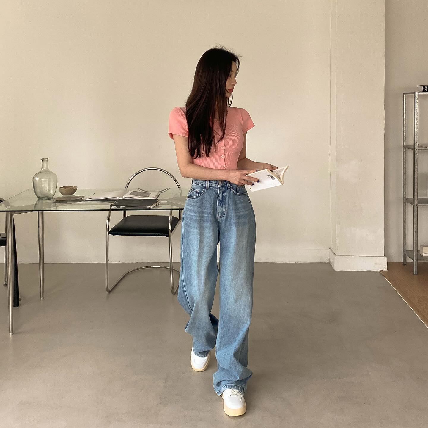 10 cách mặc quần jeans ống rộng chuẩn sành điệu trong mùa hè nóng bức-7