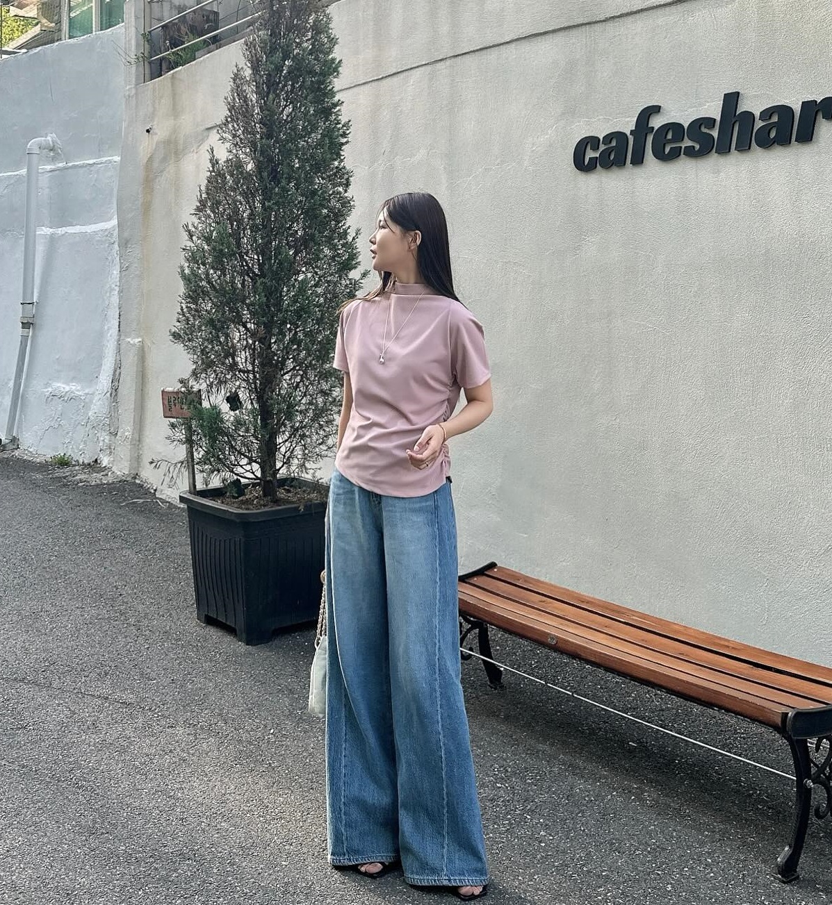 10 cách mặc quần jeans ống rộng chuẩn sành điệu trong mùa hè nóng bức-8