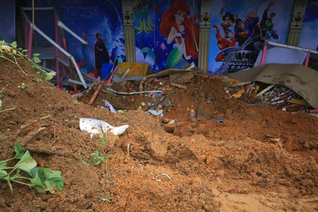 Người cha mất con và cháu trong vụ sạt lở tại Hà Nội cào từng lớp đất với hy vọng con có thể thở-4