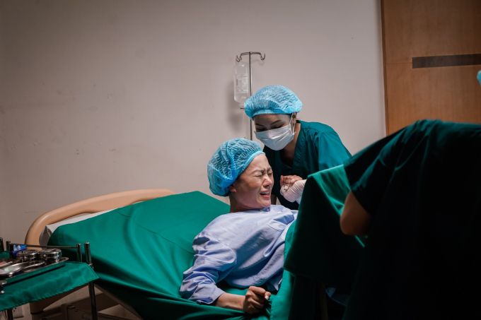 Bất ngờ lộ hình ảnh Phương Oanh hạ sinh cặp song sinh, còn có ảnh trong phòng sinh?-2