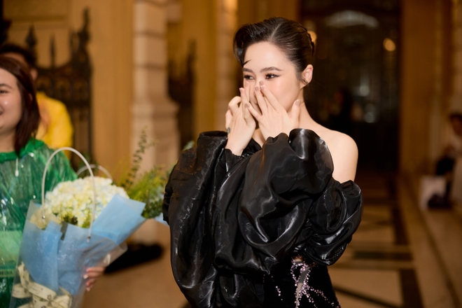 Cận cảnh nhan sắc khác lạ của Hương Tràm sau 5 năm du học trở về-3