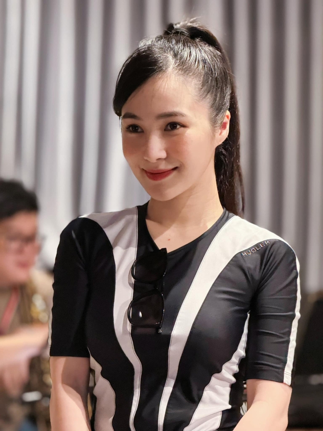 Cận cảnh nhan sắc khác lạ của Hương Tràm sau 5 năm du học trở về-1