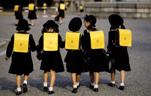 10 quy tắc nơi công cộng ảnh hưởng lớn đến tương lai của trẻ mà cha mẹ Nhật luôn tuân thủ khi dạy con-4