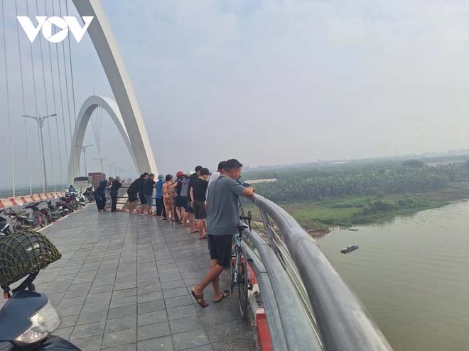 Tìm kiếm 2 nữ sinh nghi nhảy cầu ở Bắc Ninh-2