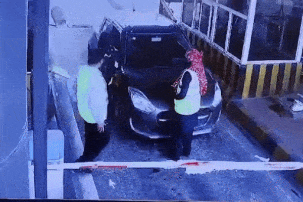 Tranh cãi, tài xế tông trúng nữ nhân viên trạm thu phí rồi bỏ chạy