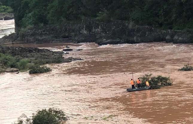 Tìm thấy thi thể nữ sinh 12 tuổi sau hai ngày ngã xuống nước mất tích-1