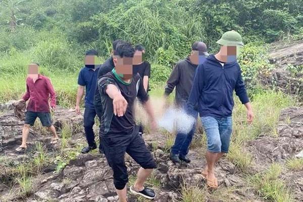 Đoạn clip trên xe khách gây phẫn nộ: Em bé khoảng 2 tuổi khóc thét vì bị người phụ nữ tát đôm đốp vào mặt-3