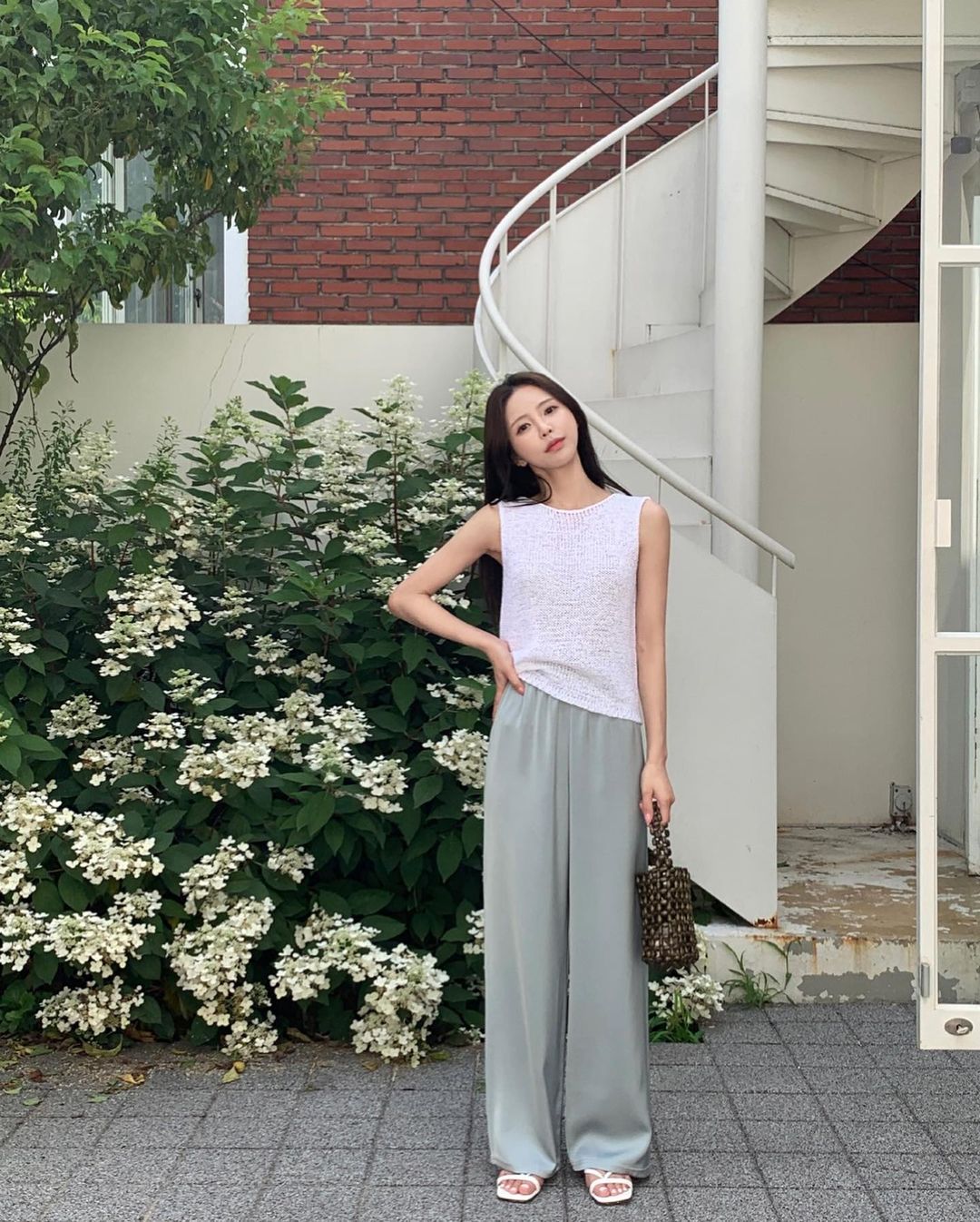 Diện áo tank top với 5 item sau sẽ giúp bạn ghi điểm mặc đẹp như fashionista-4