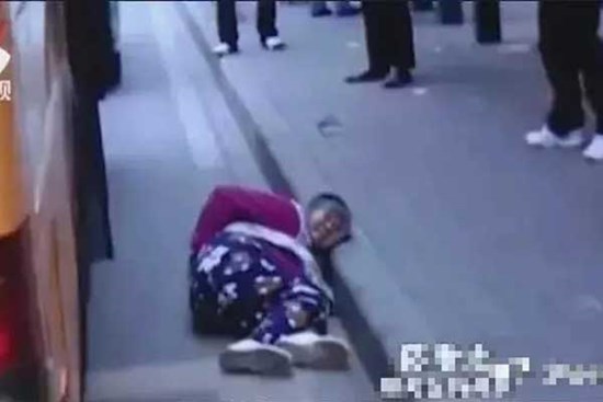 Bà cụ 75 tuổi ngã ở bến xe buýt, đòi tài xế bồi thường hơn 70 triệu: Đoạn video vạch trần sự thật