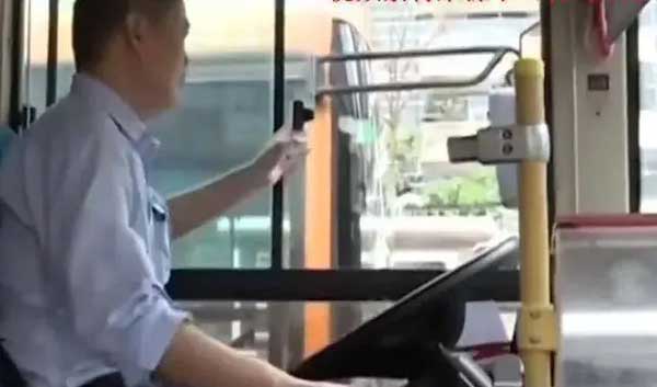 Bà cụ 75 tuổi ngã ở bến xe buýt, đòi tài xế bồi thường hơn 70 triệu: Đoạn video vạch trần sự thật-2
