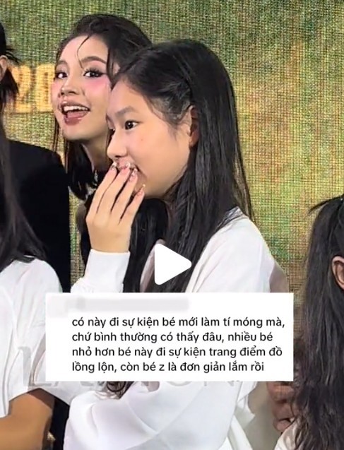 Con gái Lý Hải gây tranh cãi khi xuất hiện ủng hộ phim của bố với bàn tay sơn móng cầu kỳ-3