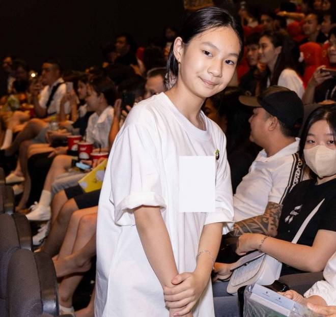 Con gái Lý Hải gây tranh cãi khi xuất hiện ủng hộ phim của bố với bàn tay sơn móng cầu kỳ-5