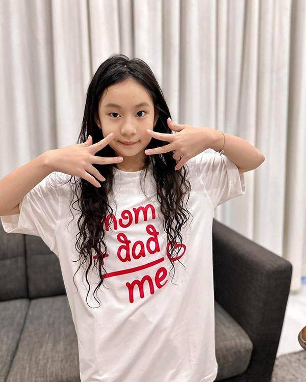 Con gái Lý Hải gây tranh cãi khi xuất hiện ủng hộ phim của bố với bàn tay sơn móng cầu kỳ-8