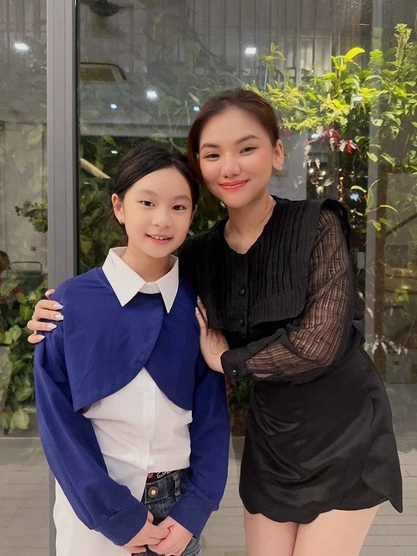 Con gái Lý Hải gây tranh cãi khi xuất hiện ủng hộ phim của bố với bàn tay sơn móng cầu kỳ-9