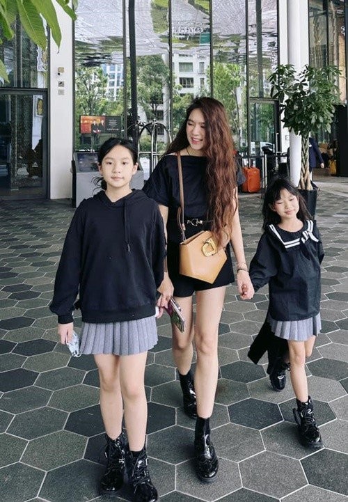 Con gái Lý Hải gây tranh cãi khi xuất hiện ủng hộ phim của bố với bàn tay sơn móng cầu kỳ-10