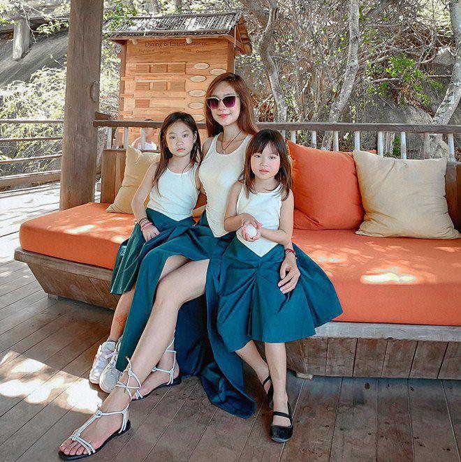 Con gái Lý Hải gây tranh cãi khi xuất hiện ủng hộ phim của bố với bàn tay sơn móng cầu kỳ-12