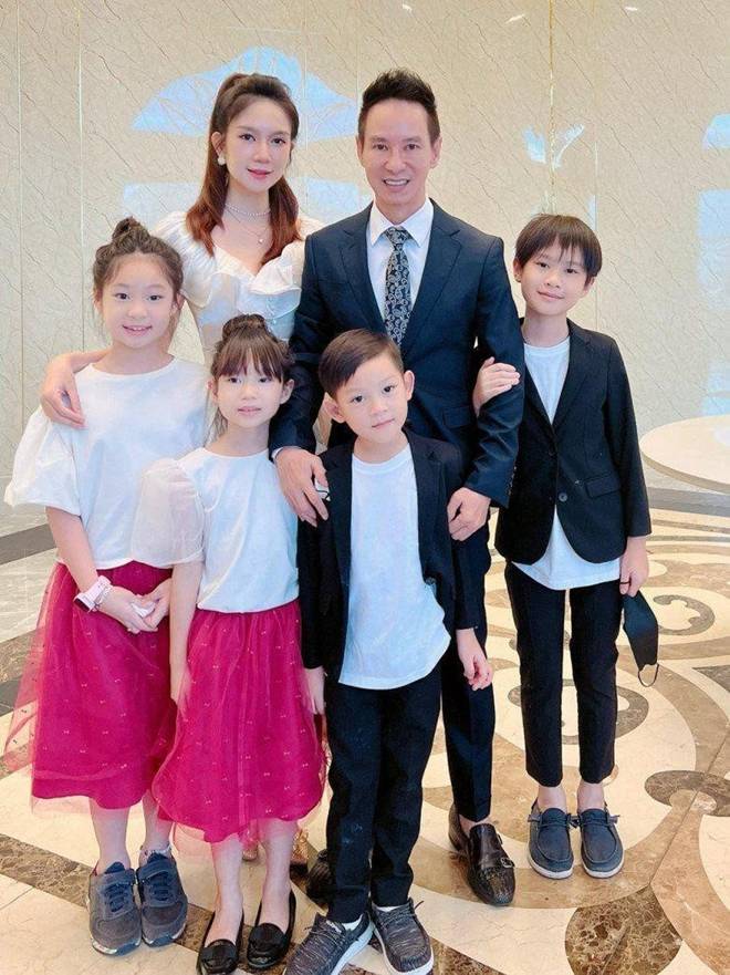 Con gái Lý Hải gây tranh cãi khi xuất hiện ủng hộ phim của bố với bàn tay sơn móng cầu kỳ-13