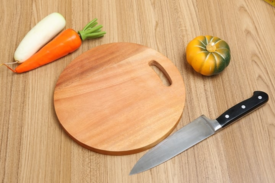 Vì sao trên thớt luôn có một lỗ tròn?