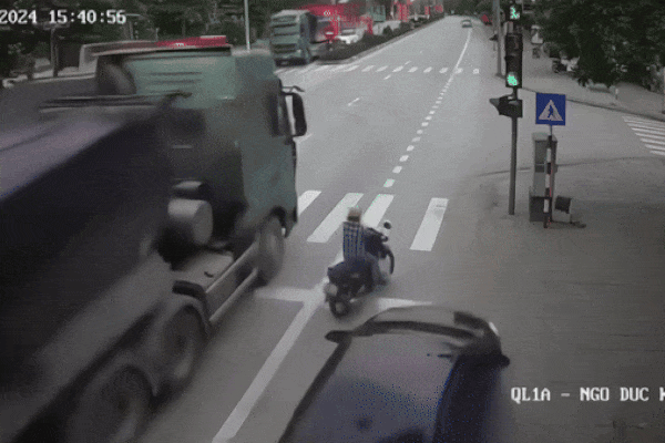 Clip: Xe máy không người lái bất ngờ lao vút qua trạm xăng-1