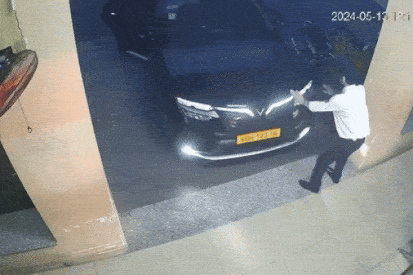 Clip: Ô tô bất ngờ lao vào phòng cấp cứu bệnh viện