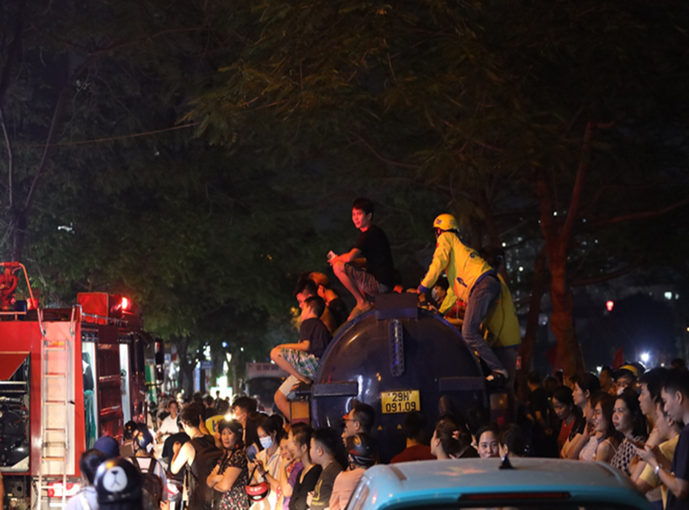 Hiện trường vụ cháy ở Vũ Tông Phan, nhiều người hốt hoảng tràn ra đường theo dõi-5