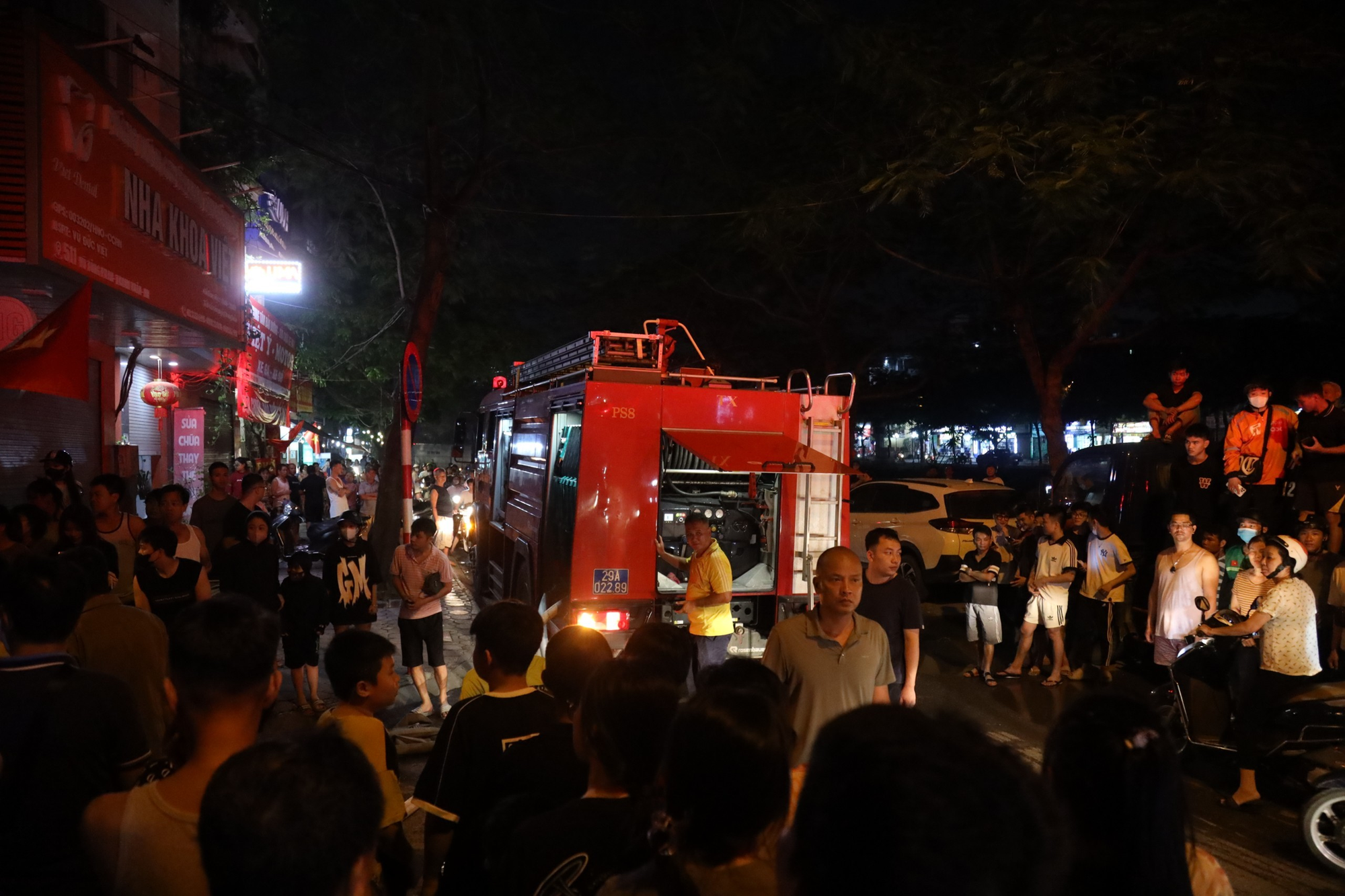 Hiện trường vụ cháy ở Vũ Tông Phan, nhiều người hốt hoảng tràn ra đường theo dõi-7