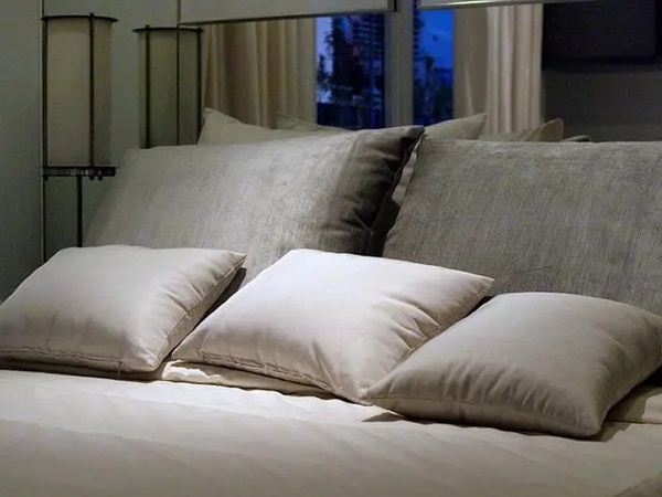 Không phải mê tín, 5 vật dụng đặt đầu giường âm thầm hút cạn sức khỏe, càng ngủ càng mệt-1