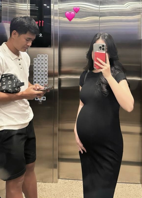 Hà Đức Chinh khoe cận cảnh bụng bầu tròn lẳn của Mai Hà Trang, muốn làm một việc cho con trai Hòa Minzy nhưng bị nữ ca sĩ nói phũ-1