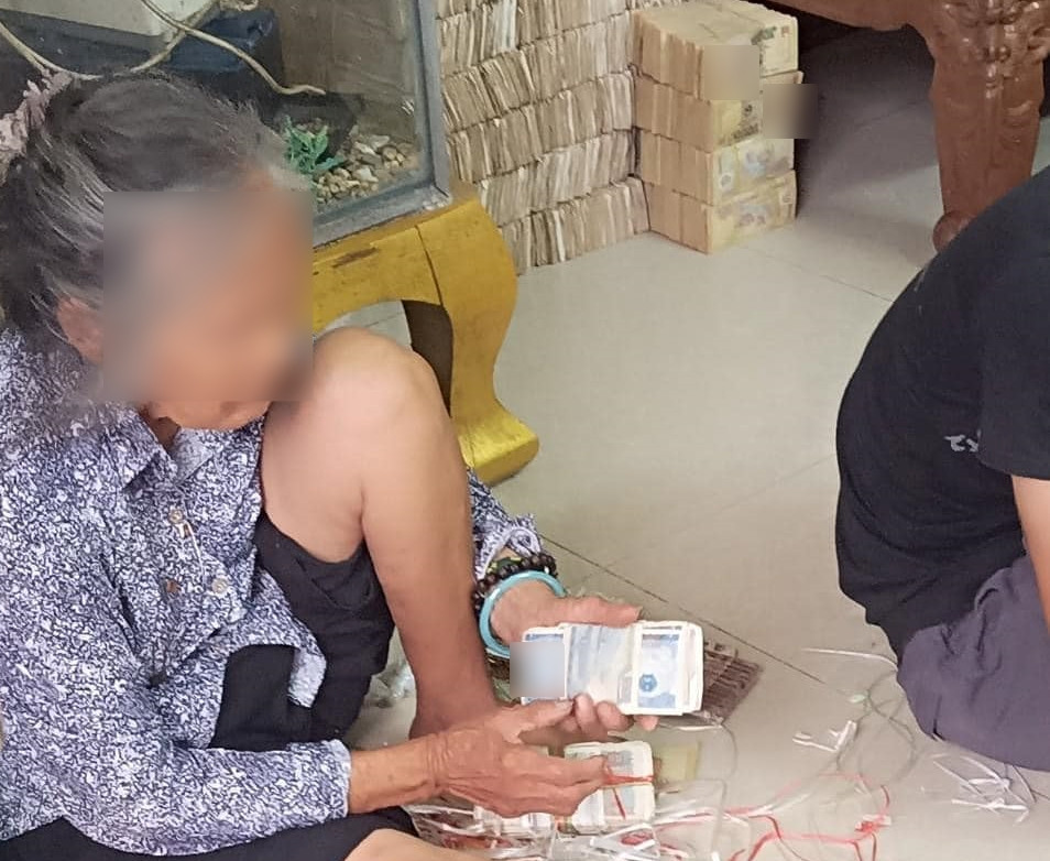 Xôn xao cụ bà ăn xin ở Nam Định có 9 bao tiền, chính quyền địa phương lên tiếng-2