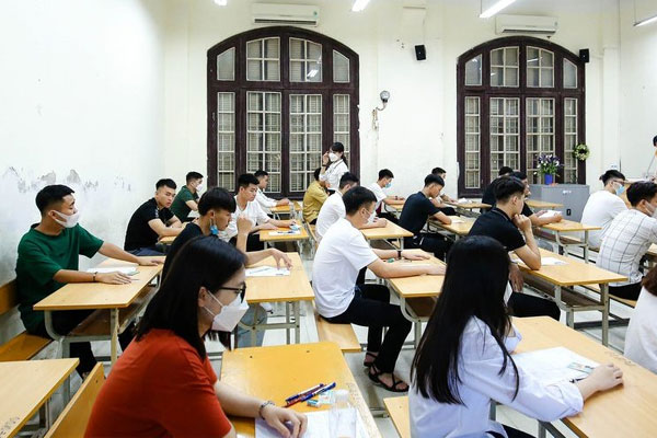 Chụp ảnh thí sinh làm bài thi để chống thi thay, thi hộ-2