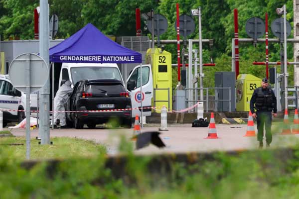 Pháp truy lùng nhóm đột kích xe chở tù nhân, giết chết 2 quản ngục-1