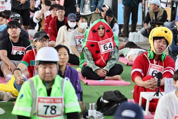 Cuộc thi ngồi đờ đẫn tại Hàn Quốc khiến nhiều người cười ra nước mắt, suốt 10 năm vẫn gây sốt vì một lý do-1