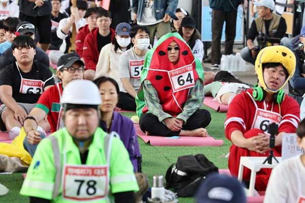 Cuộc thi ngồi đờ đẫn tại Hàn Quốc khiến nhiều người cười ra nước mắt, suốt 10 năm vẫn gây sốt vì một lý do-1