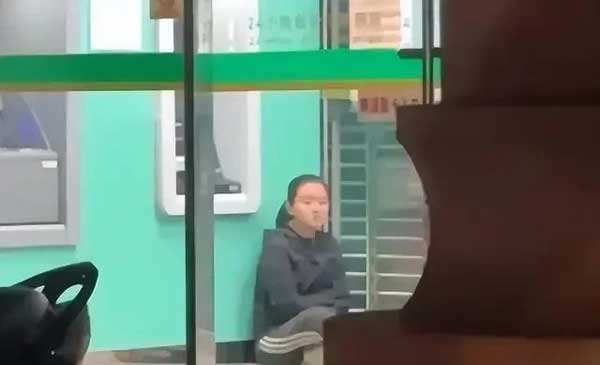 Người vợ kém 40 tuổi điên loạn, lang thang đầu đường xó chợ vì tiêu sạch 38 tỷ tiền thừa kế từ chồng nhạc sĩ quá cố-2