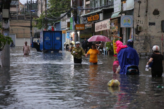 Người dân TP.HCM không kịp trở tay trong trận mưa lớn nhất kể từ đầu năm: Nước ngập gần lút bánh xe, tràn vào nhà-1