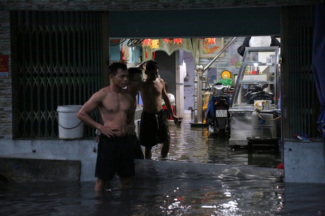 Người dân TP.HCM không kịp trở tay trong trận mưa lớn nhất kể từ đầu năm: Nước ngập gần lút bánh xe, tràn vào nhà-10