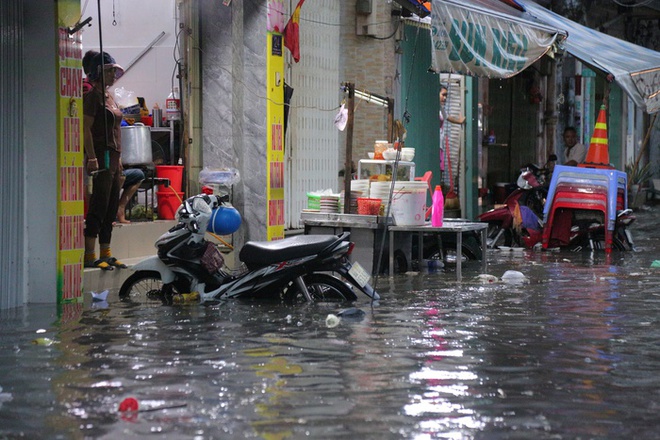 Người dân TP.HCM không kịp trở tay trong trận mưa lớn nhất kể từ đầu năm: Nước ngập gần lút bánh xe, tràn vào nhà-11