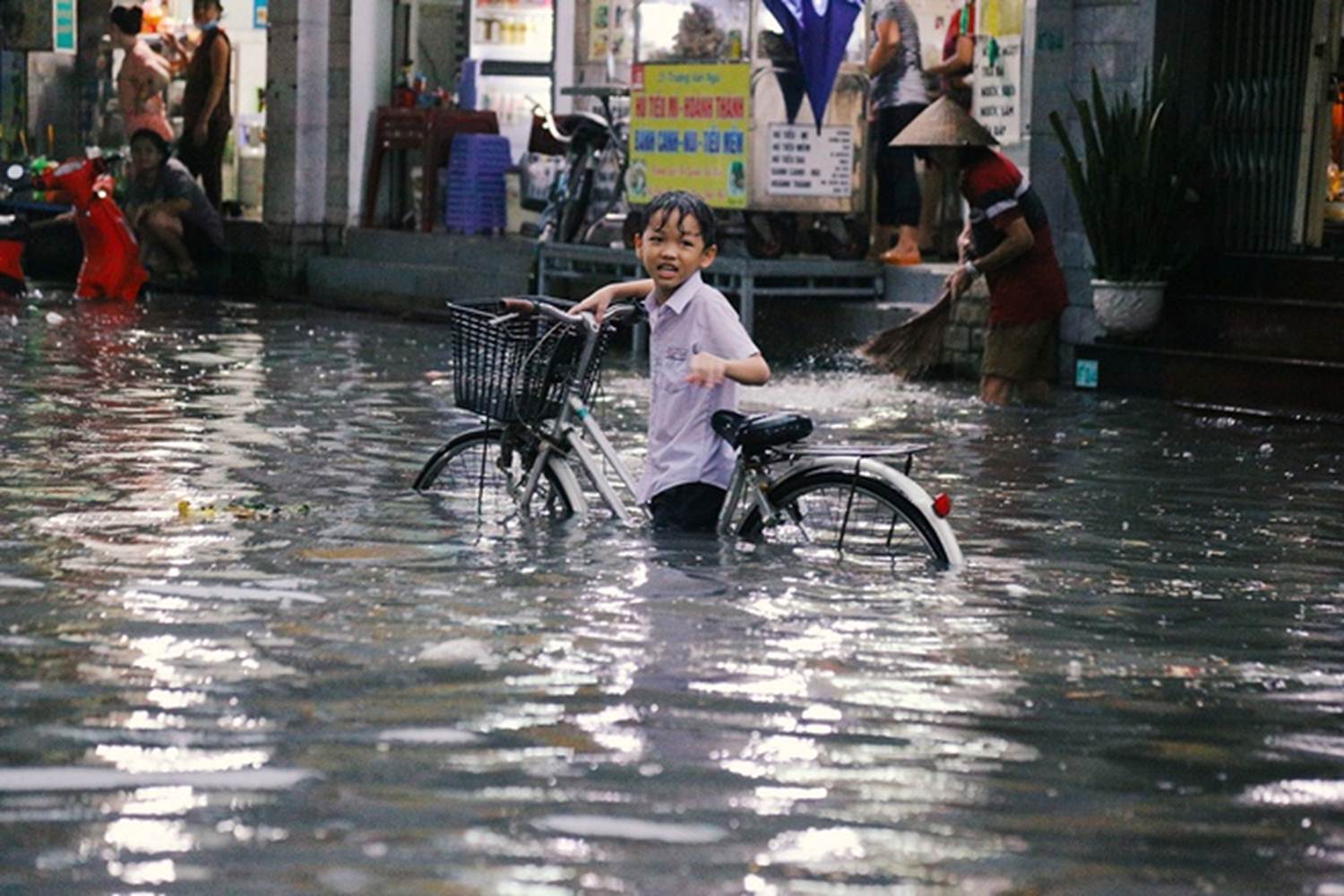 Người dân TP.HCM không kịp trở tay trong trận mưa lớn nhất kể từ đầu năm: Nước ngập gần lút bánh xe, tràn vào nhà-12