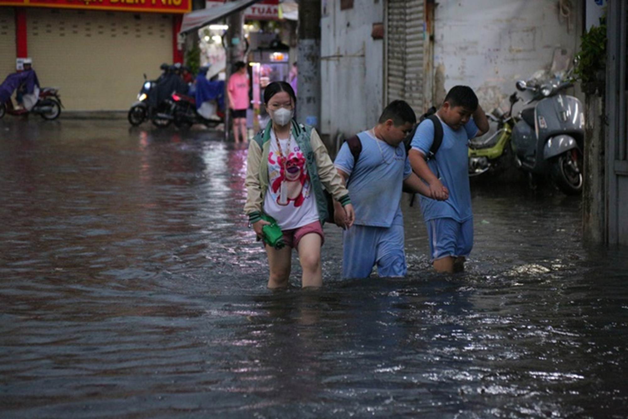 Người dân TP.HCM không kịp trở tay trong trận mưa lớn nhất kể từ đầu năm: Nước ngập gần lút bánh xe, tràn vào nhà-13