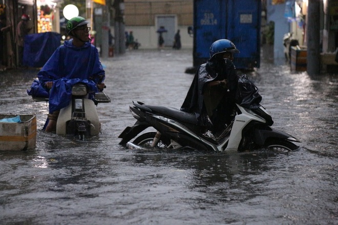 Người dân TP.HCM không kịp trở tay trong trận mưa lớn nhất kể từ đầu năm: Nước ngập gần lút bánh xe, tràn vào nhà-14