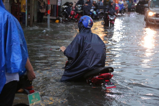 Người dân TP.HCM không kịp trở tay trong trận mưa lớn nhất kể từ đầu năm: Nước ngập gần lút bánh xe, tràn vào nhà-15