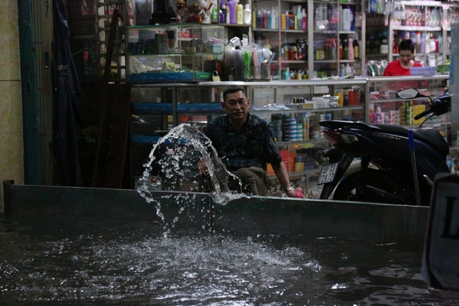 Người dân TP.HCM không kịp trở tay trong trận mưa lớn nhất kể từ đầu năm: Nước ngập gần lút bánh xe, tràn vào nhà-2