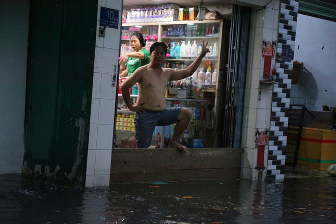 Người dân TP.HCM không kịp trở tay trong trận mưa lớn nhất kể từ đầu năm: Nước ngập gần lút bánh xe, tràn vào nhà-3