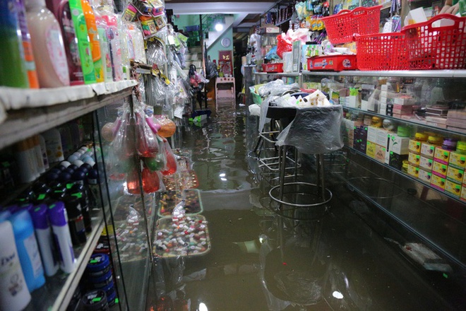 Người dân TP.HCM không kịp trở tay trong trận mưa lớn nhất kể từ đầu năm: Nước ngập gần lút bánh xe, tràn vào nhà-5