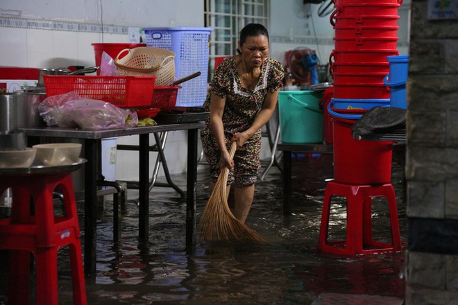 Người dân TP.HCM không kịp trở tay trong trận mưa lớn nhất kể từ đầu năm: Nước ngập gần lút bánh xe, tràn vào nhà-6