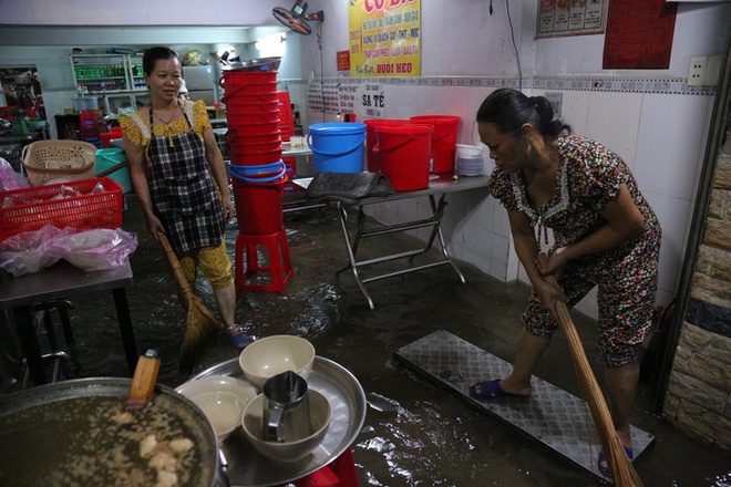 Người dân TP.HCM không kịp trở tay trong trận mưa lớn nhất kể từ đầu năm: Nước ngập gần lút bánh xe, tràn vào nhà-7