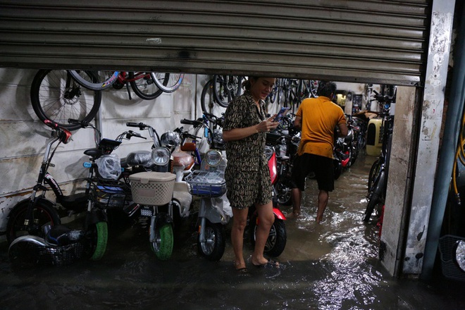 Người dân TP.HCM không kịp trở tay trong trận mưa lớn nhất kể từ đầu năm: Nước ngập gần lút bánh xe, tràn vào nhà-8