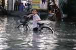 Người dân TP.HCM 'không kịp trở tay' trong trận mưa lớn nhất kể từ đầu năm: Nước ngập gần lút bánh xe, tràn vào nhà