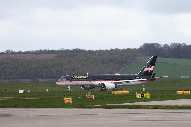 Máy bay riêng của ông Trump va chạm máy bay khác ở sân bay-1