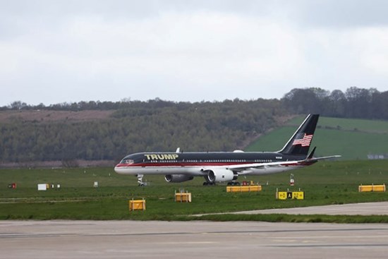 Máy bay riêng của ông Trump va chạm máy bay khác ở sân bay